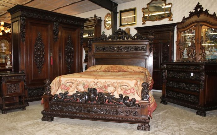 Antique Carved Italian Walnut 19th Century Five Piece Queen Bed