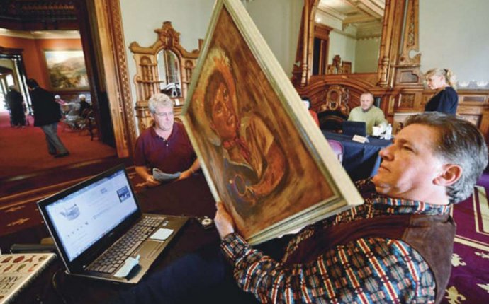 Crowds flock to get antiques appraised - The Hour