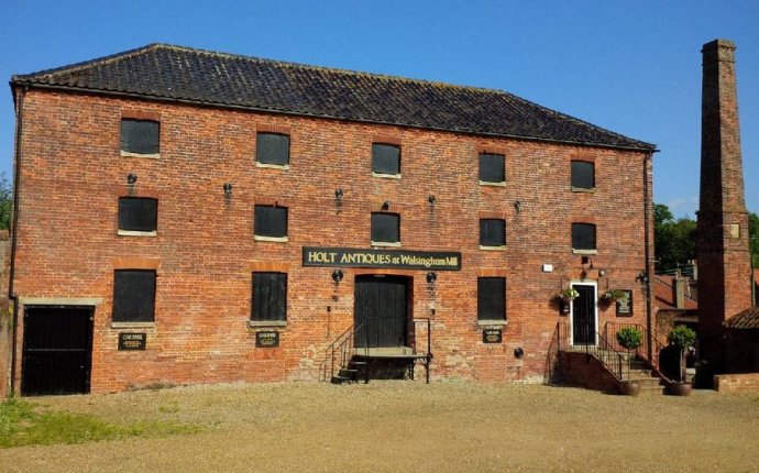 Holt Antique Furniture in Holt Norfolk - Specialist antique shop