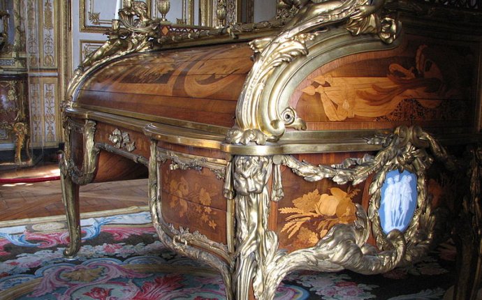 The King s Desk is one of the most historical furniture in the